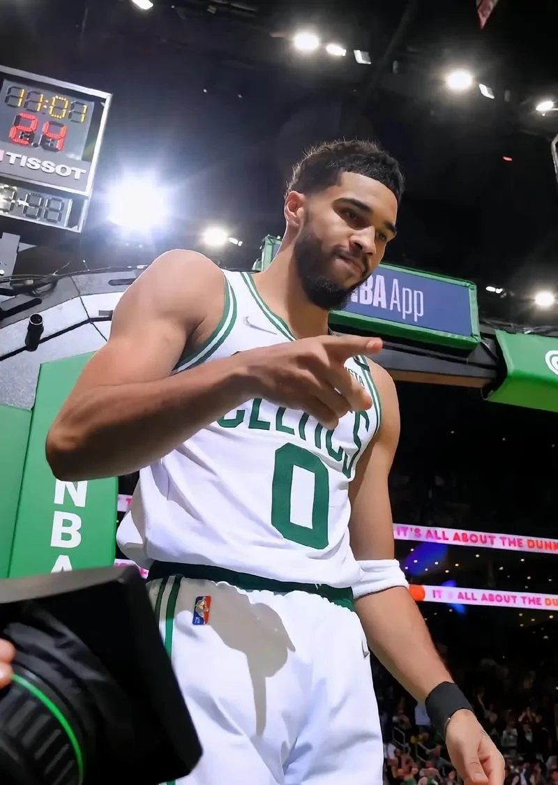 九游体育IOS版凯尔特人球星三分绝杀，全场观众热烈欢呼，社会发表一个发生.