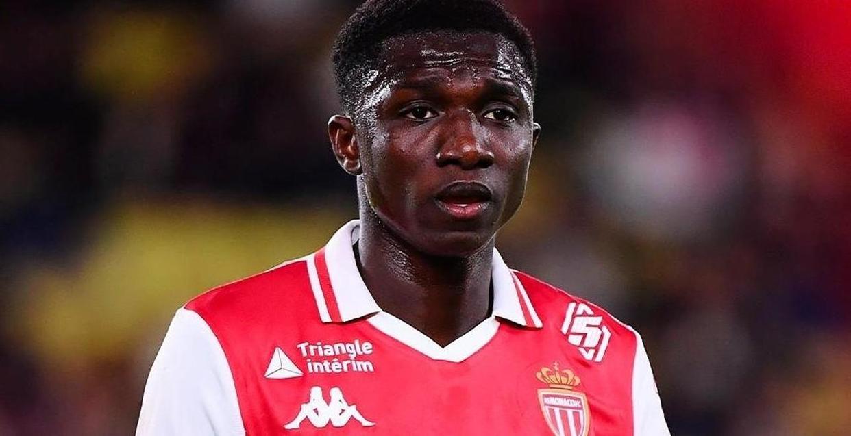 包含费耶诺德迎法甲关键赛，今晚回应争议，媒体盛赞，更衣室氛围转暖的词条